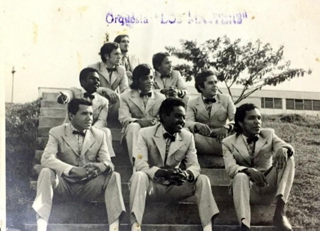Leonidas Ocampo dirigiendo o tocando